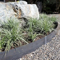 Leaba Gairdín Corten le hImill Tírdhreacha Cruach Rusted